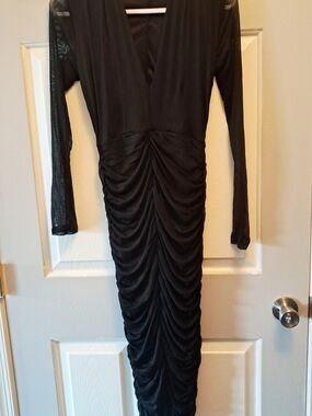 Fashion Nova Black Ruched V-Neck Long Sleeve Midi Dress
